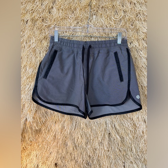 Lululemon💎EUC VINTAGE🦄Varsity Shorts 2014🦄Black (grey denim effect)🦄Size 6 - Picture 5 of 16